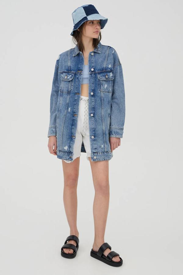 Con detalle de rotos y bolsillos, esta cazadora vaquera larga en color azul tiene un precio rebajado de 19,99 euros (antes 29,99 euros).