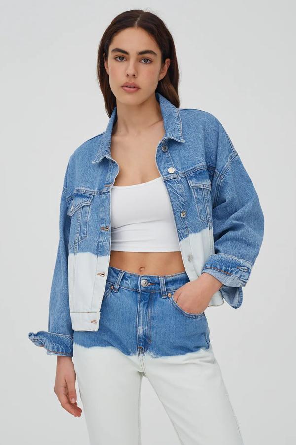 Esta cazadora vaquera con efecto tie dye está confeccionada en 100% algodón y cuenta con bolsillos delanteros y laterales. Es de Pull&Bear y tiene un precio de 19,99 euros (antes 39,99 euros).