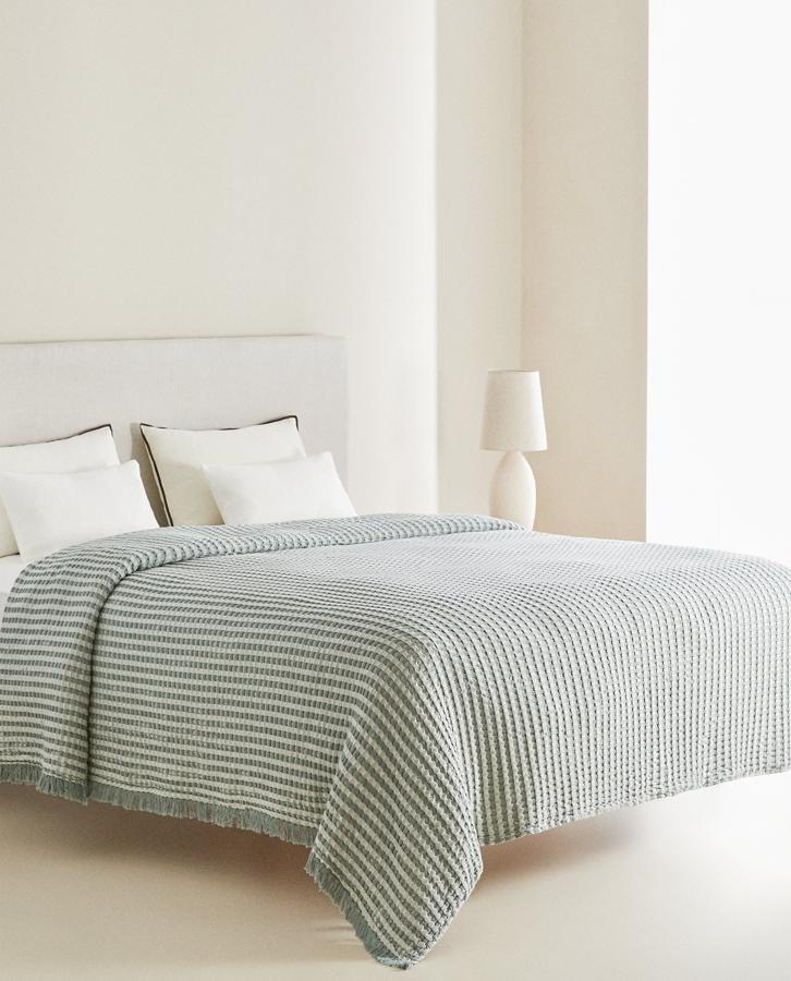 Con unas medidas de 230x250 centímetros, esta colcha de waffle confeccionada en algodón con rayas tiene un precio rebajado de 49,99 euros.