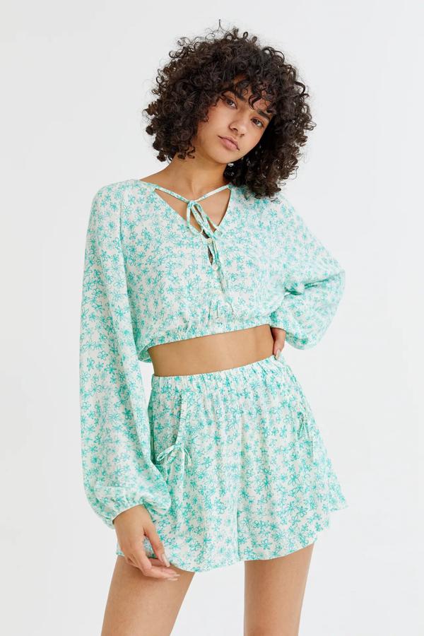 En color hielo con estampado, este conjunto está formado por unos shorts que tienen un precio de 12,99 euros (antes 15,99 euros) y una blusa con escote de pico que cuesta 9,99 euros (antes 17,99 euros).