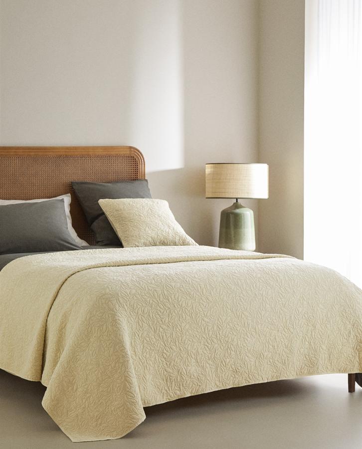 En color crudo, este edredón confeccionado con relieve en forma de hojas mide 230x250 centímetros y tiene un precio rebajado de 49,99 euros.