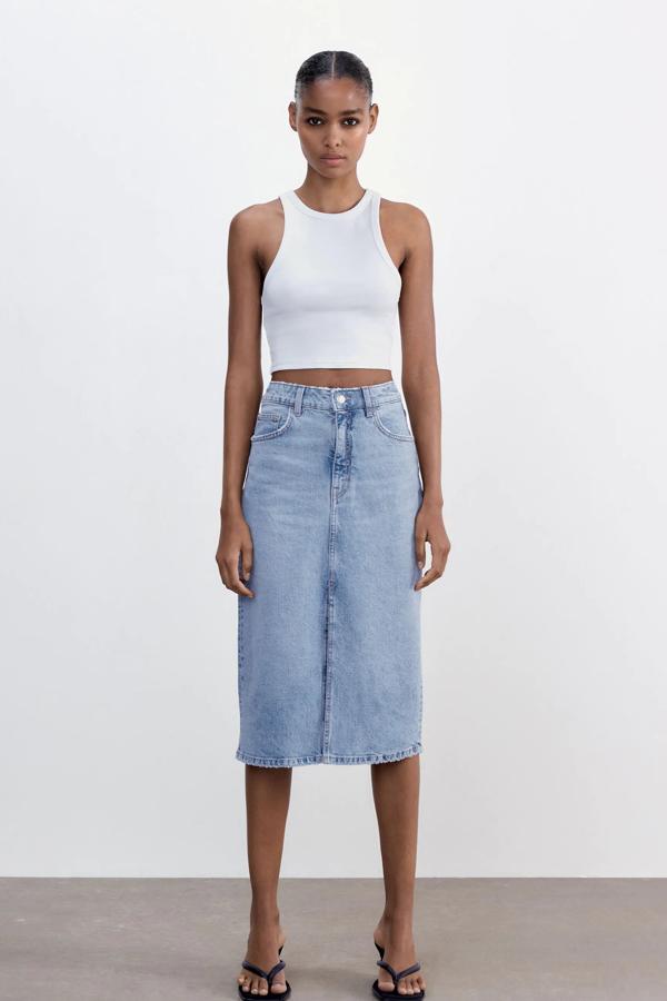 De corte midi y tiro alto, esta falda denim con abertura en el bajo tiene un precio rebajado de 12,99 euros (antes 19,95 euros.)