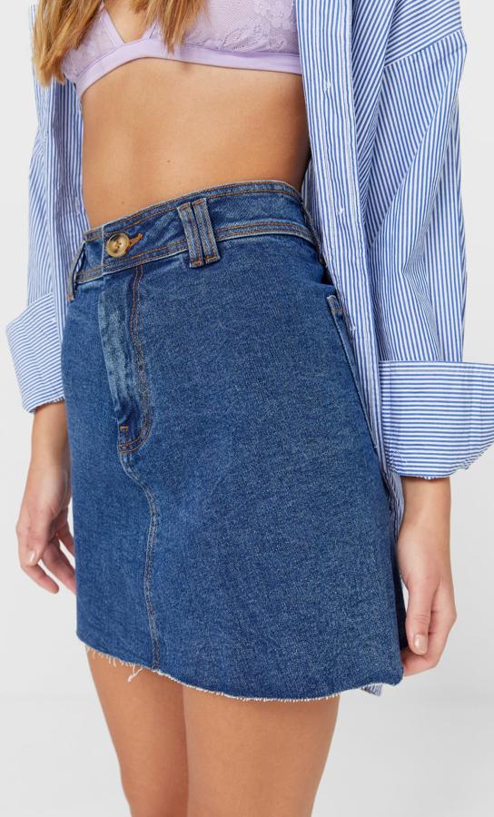 En color azul, esta falda mini de tiro alto cuenta con bolsillos en la parte trasera y ahora tiene un precio de 12,99 euros (antes 17,99 euros). Es de Stradivarius.