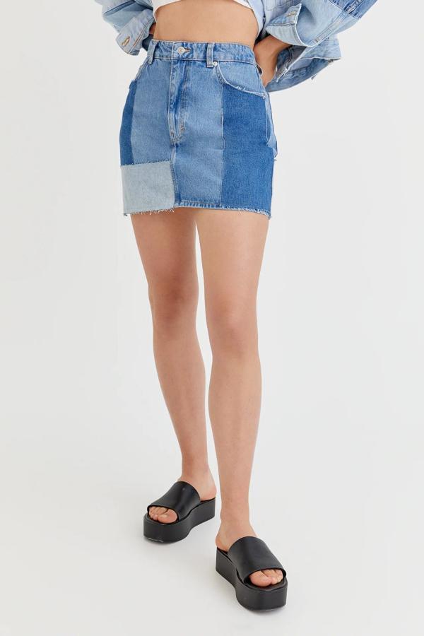 Esta minifalda vaquera tipo patchwork en color azul cuenta con trabillas y diseño de cinco bolsillos y ahora tiene un precio de 15, 99 euros (antes 25,99 euros).