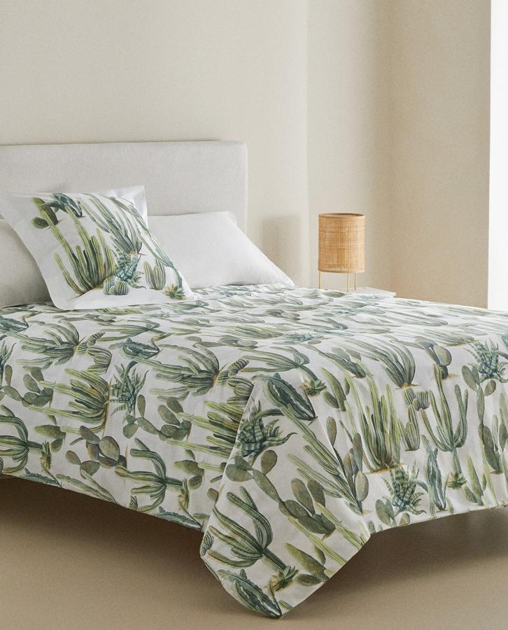 En color blanco y con estampado de cactus, esta funda nórdica de algodón percal de 200 hilos está disponible en varios tamaños y sus precios oscilan entre los 29,99 euros y los 39,99 euros.