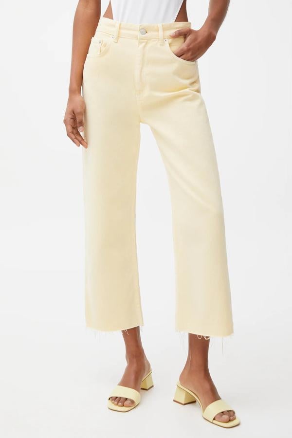 En color vainilla, estos jeans de corte recto con bajo cropped deshilachado tienen un precio de 15,99 euros (antes 22,99 euros).