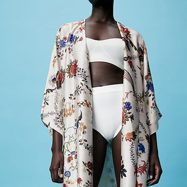 Kimono de flores rebajado de la nueva colección de Zara.