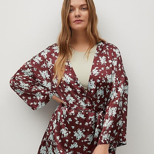 Kimono de flores rebajado en las tallas grandes de Violeta. 