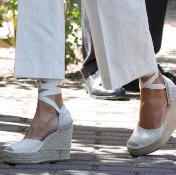 Imagen secundaria 1 - La Reina arrasa con su look más tendencia del verano.