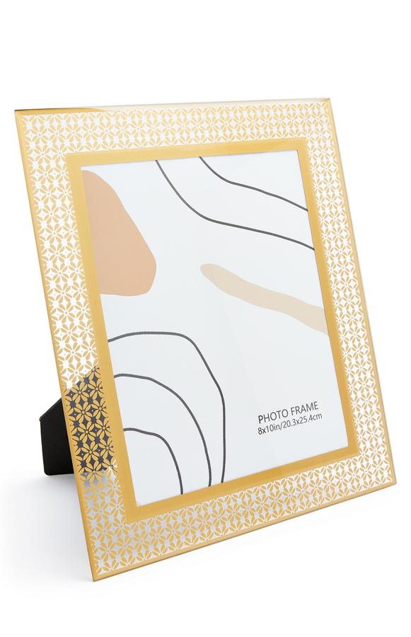 Este marco de fotos en vidrio metalizado de 20x25 centímetros tiene un precio de 6 euros.