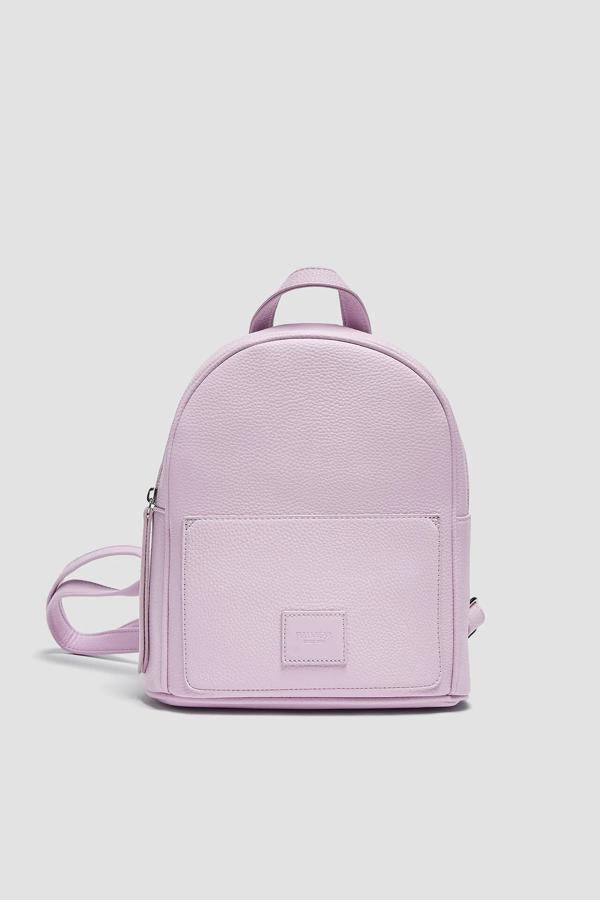 Disponible en varios colores, esta mochila con cierre de cremallera y bolsillo delantero cuenta con asa de mano y asas de hombro ajustable y tiene un precio de 15,99 euros.
