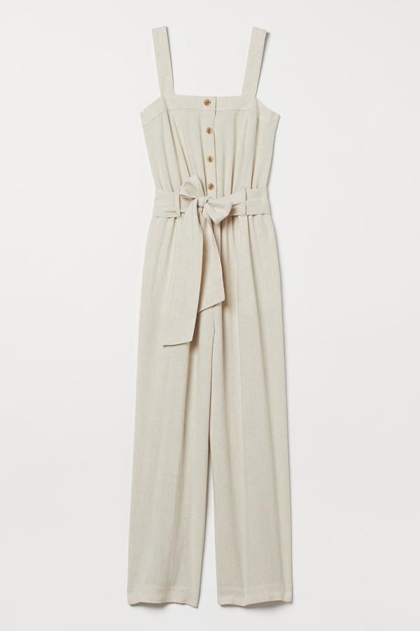 Disponible en negro o en beige, este mono largo de lino con tirantes anchos y cinturón tiene un precio de 34,99 euros. Es de H&M.