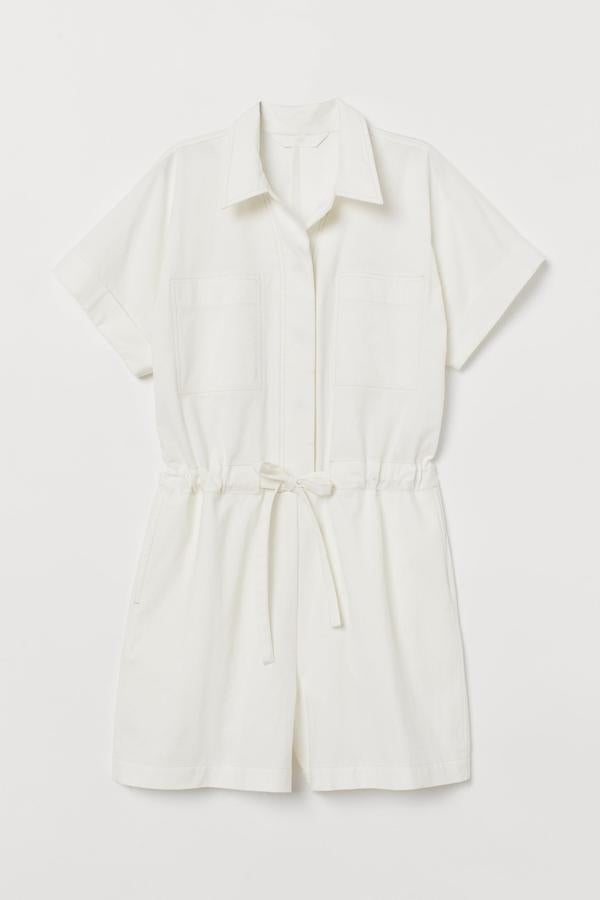 En color blanco y de manga corta, este mono de algodón de H&M con botones ocultos en la parte delantera tiene un precio rebajado de 17,99 euros.
