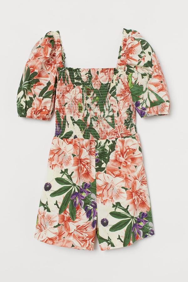 Con un colorido estampado floral, este mono corto con cuerpo fruncido y escote cuadrado cuenta con mangas cortas abullonadas y tiene un precio rebajado de 15,99 euros. Es de H&M.