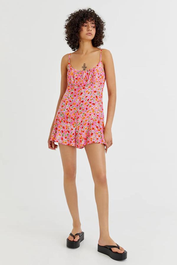 Disponible en fucsia o en naranja, este mono corto estampado de tirantes con detalle de frunce es de Pull&Bear y tiene un precio rebajado de 15,99 euros.