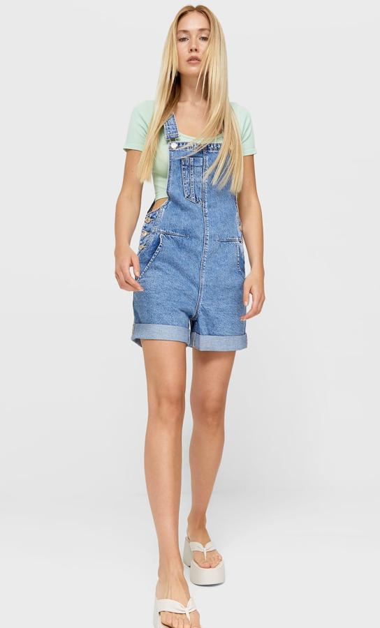 Este peto denim en color azul cuenta con escote recto y tirantes anchos ajustables. Con bajo acabado en una vuelta, es de Stradivarius y ahora tiene un precio de 15,99 euros (antes 25,99 euros).