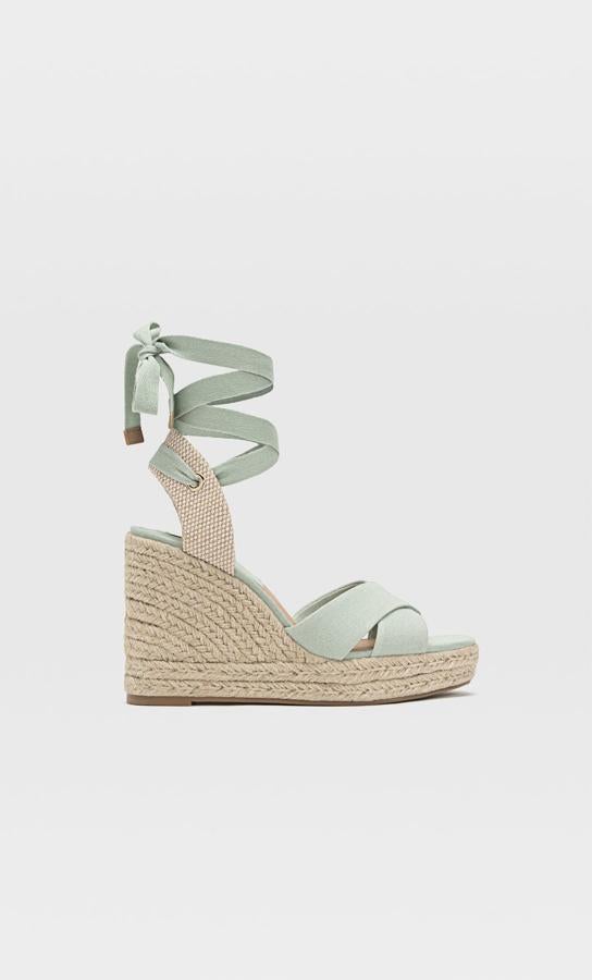 Sandalias de cuña atadas en color agua marina (rebajadas de 29,99 a 15,99 euros).