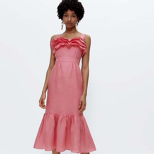 En color rosa y con volantes, este vestido será el gran protagonista de tus ocasiones especiales.