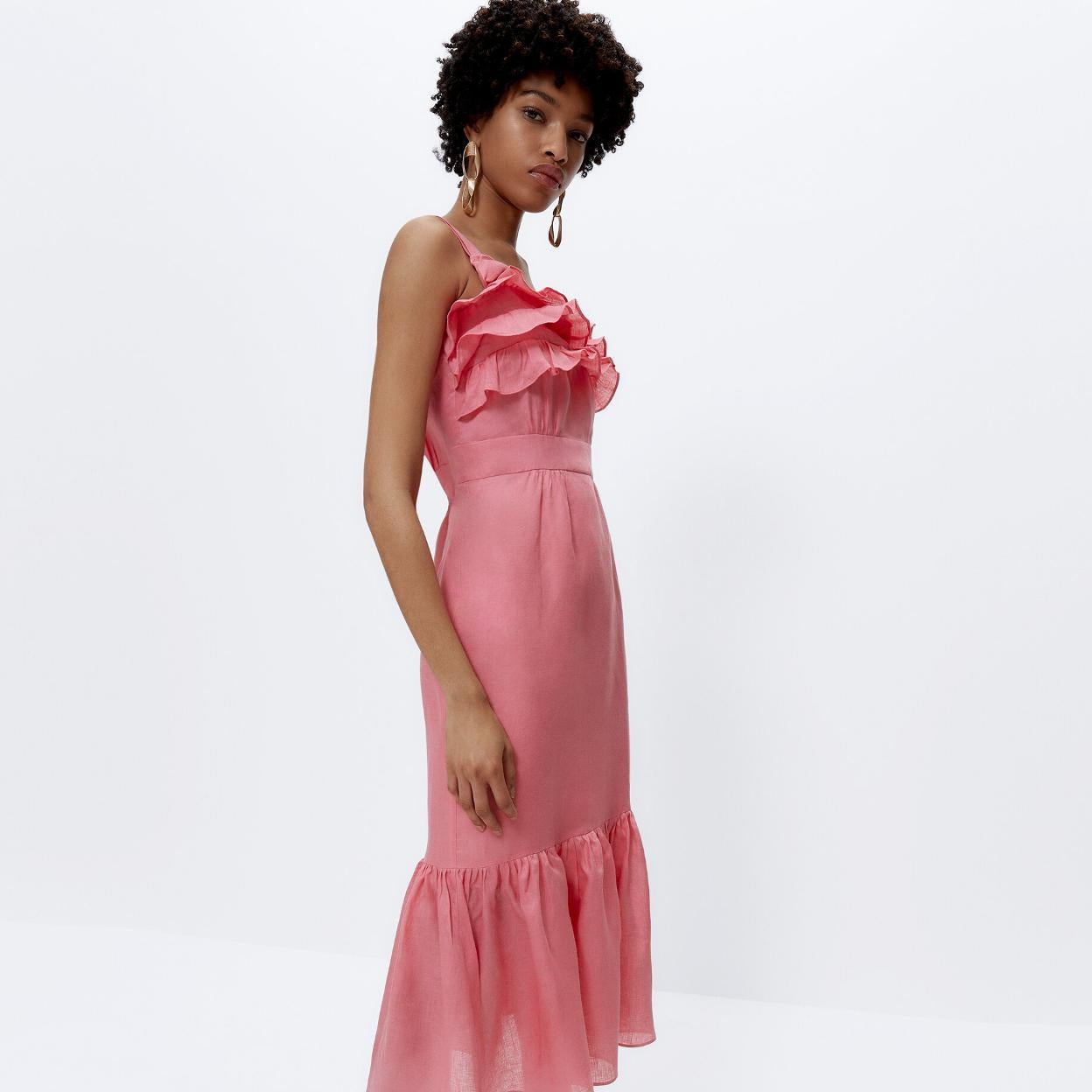 Pincha en la imagen y descubre los vestidos largos y midi más vendidos de Uterqüe que rejuvenecen a los 40.