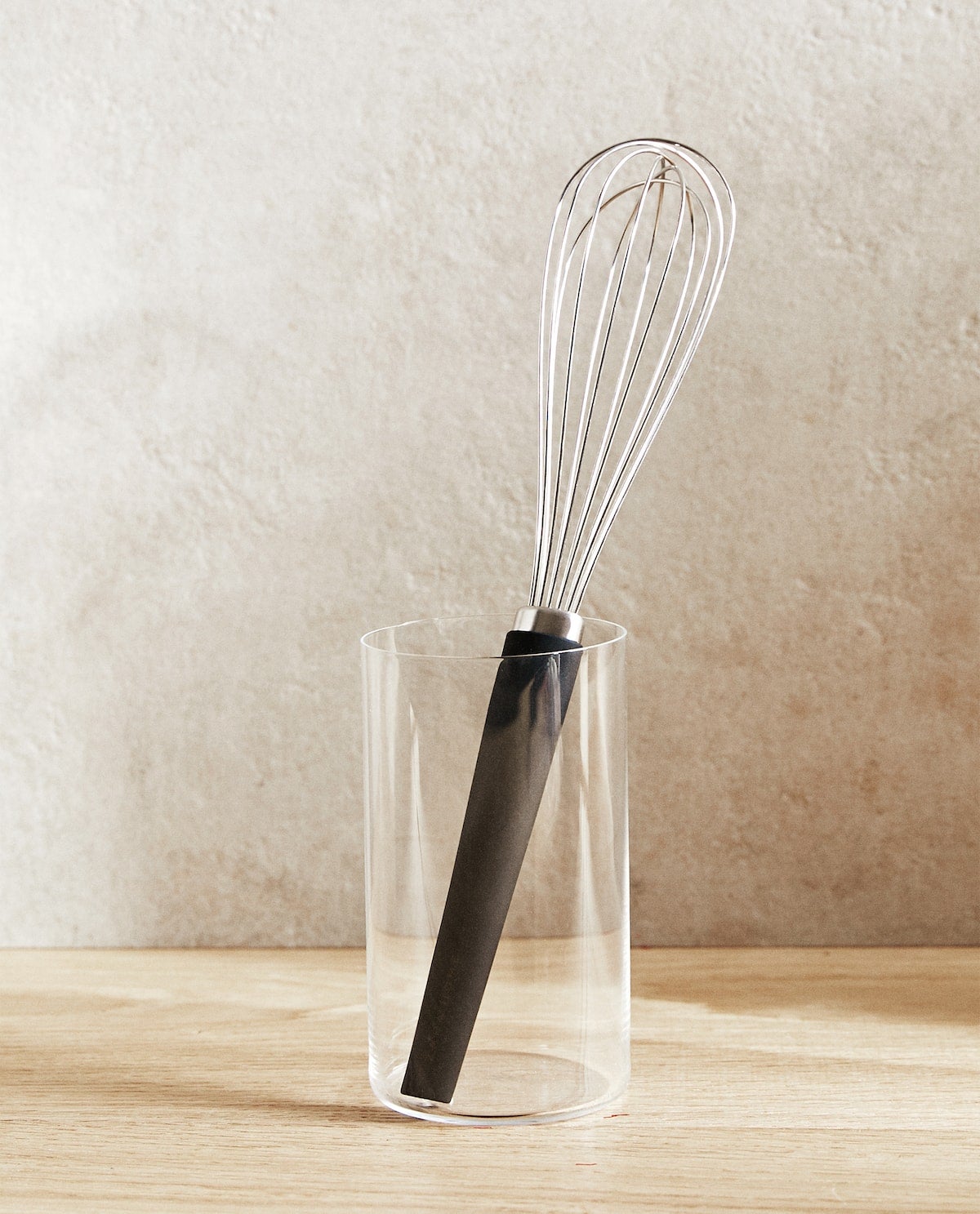 Batidor manual de varillas (9,99 euros) para repostería de silicona para uso alimentario, sin juntas.