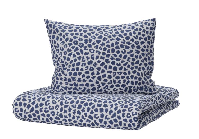 Con estampado de leopardo, en color azul y blanco. Esta funda nórdica le dará un toque original al dormitorio. Está elaborada con algodón sostenible, y además tiene una textura muy suave. ¡Y es transpirable! Cuesta 16 euros.