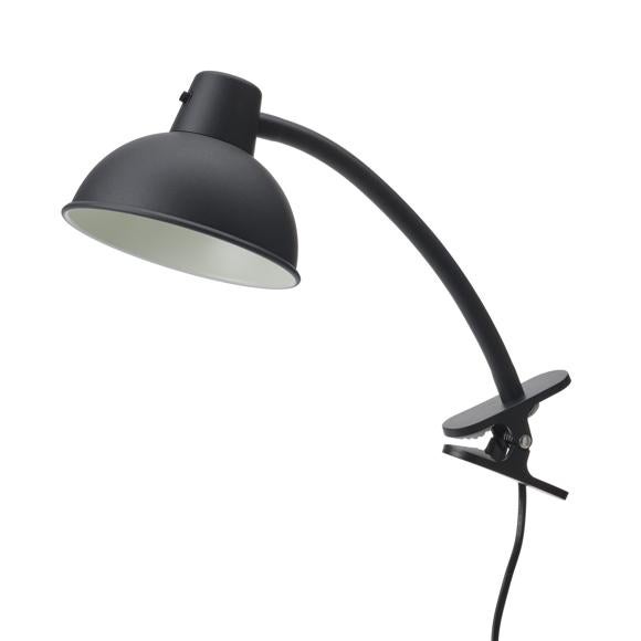 En la pared, o sobre el escritorio, esta lámpara de Ikea sirve para todo y además, solo cuesta 11 euros. Cuenta con un diseño atemporal y una estructura resistente de metal. Está disponible en diferentes modelos y fáciles de regular, estas lámparas prácticas y flexibles se adaptan a toda la casa.