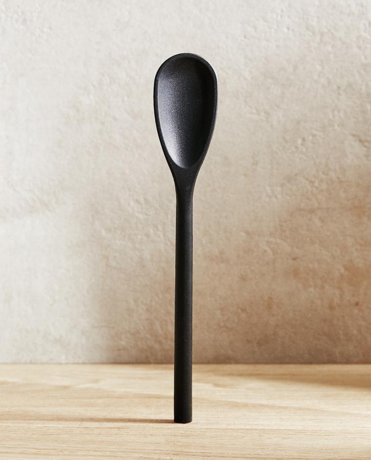 Cuchara de siliciona (9,99 euros) diseñada para repostería, y mezclar ingredientes o masas.