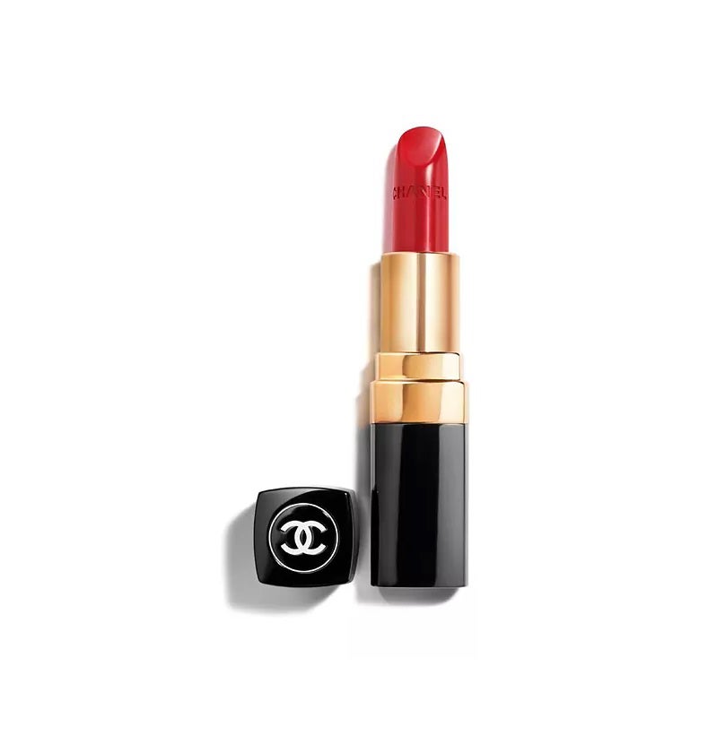 Rouge Coco de Chanel, la barra de labios más icónica de la maison francesa que podrás encontrar en 24 tonos distintos y en tres acabados diferentes. Un clásico para brillar con el fin del uso de la mascarilla.