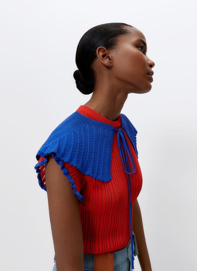 Con cuello redondo con volante en la manga y cuello desmontable a contraste en azul intenso, este jersey calado en color naranja costaba 69 euros y ahora podemos encontrarlo por 39,95 euros. 