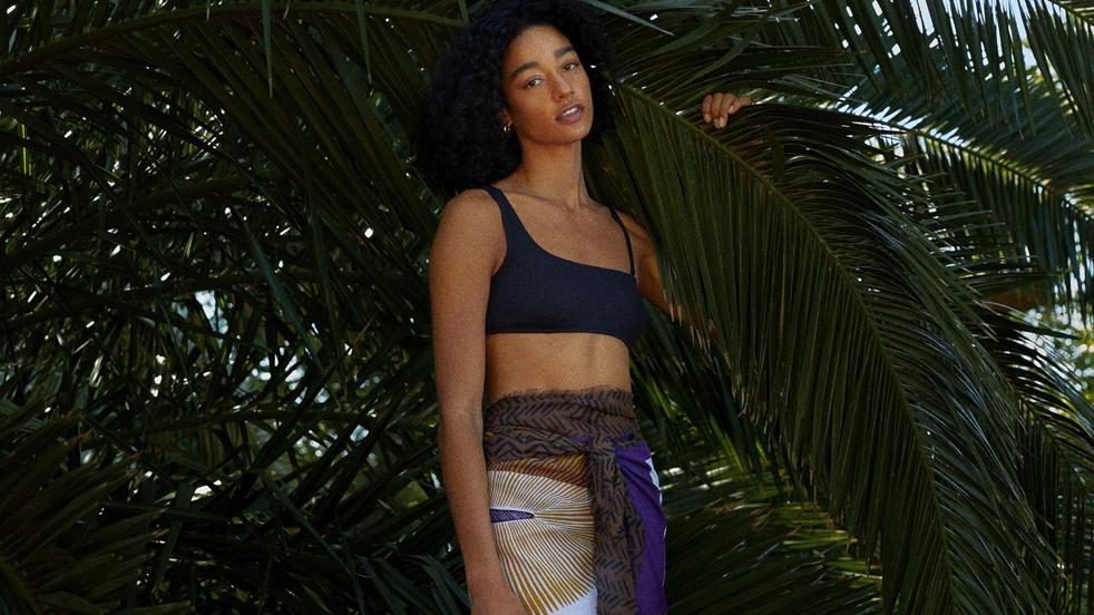 9 pañuelos estampados con los que conseguir una falda pareo perfecta para la playa o la piscina