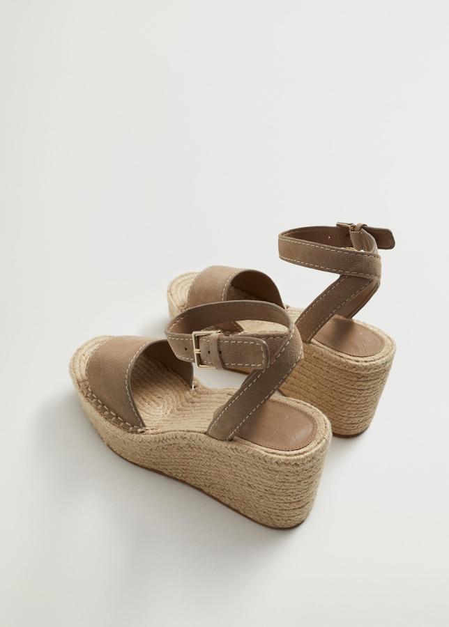 Sandalias de ante con cuña de esparto de Mango (39,99 euros)