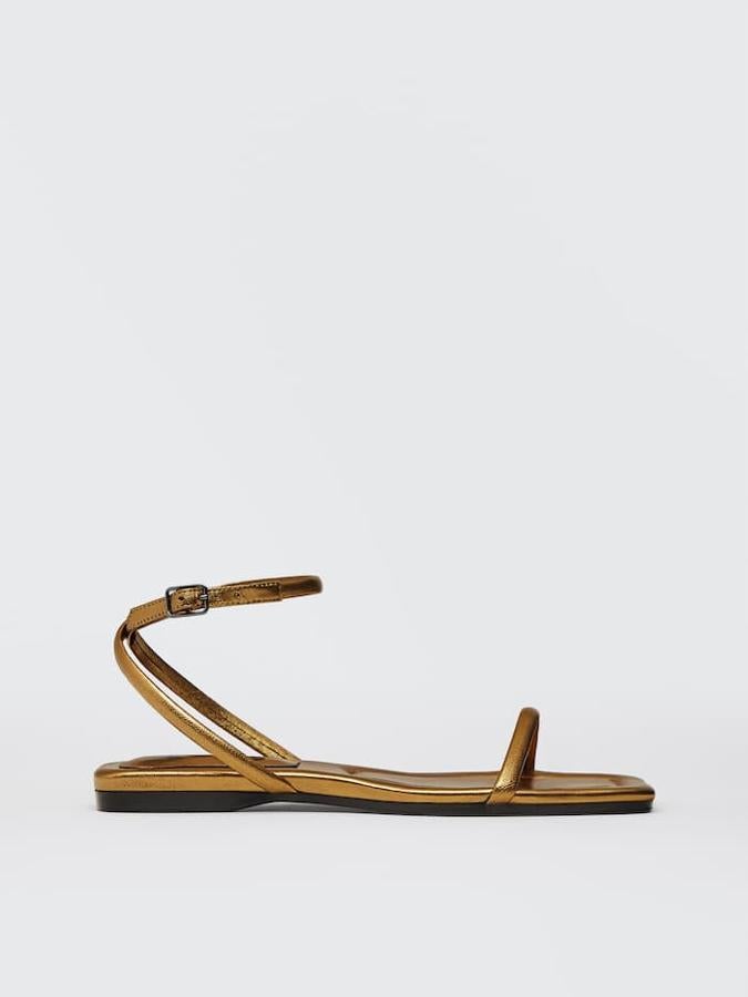 Sandalias planas con pulsera en color dorado de Massimo Dutti (69,99 euros)