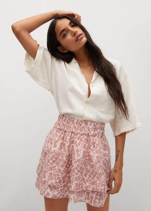 Mini falda con volantes y estampado de flores de Mango (19,99 euros)