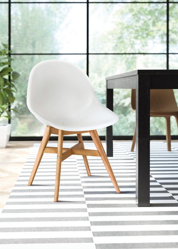 Es más que probable que tengas esta silla de IKEA en tu casa (es el modelo Fanbyn y cuesta 45 euros), pero quizá no sepas que está inspirada en la famosa silla DSW que Charles y Ray Eames crearon para el MoMa de Nueva York en 1950 y que, más de medio siglo después, sigue siendo un icono del diseño de interiores.