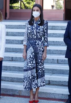 Imagen secundaria 2 - La Reina Letizia, impresionante con look de Victoria Beckham