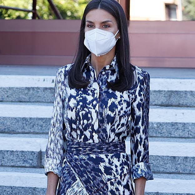 Imagen principal - La Reina Letizia, impresionante con look de Victoria Beckham