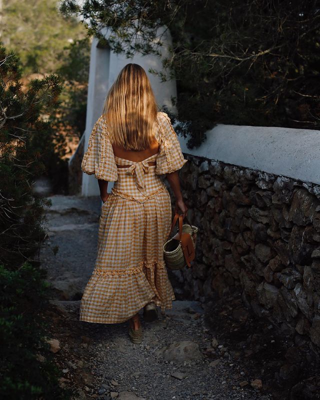 Y hablando de looks maravillosos, todos los de Lucía Barcena son pura inspiración, aunque si nos tenemos que quedar con uno, es con este diseño amarillo y blanco de estampado vichy firmado por Zaitegui. ¿Puede que sea el vestido made in Spain más bonito del verano 2021?