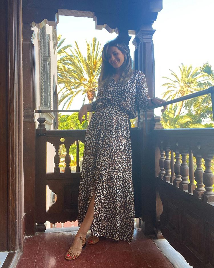 Nuria Roca nos inspira siempre, pero con este maxi vestido estampado de Thais Amich nos ha descubierto una marca 'made in Spain' sostenible y comprometida a la que necesitas seguir la pista ya.