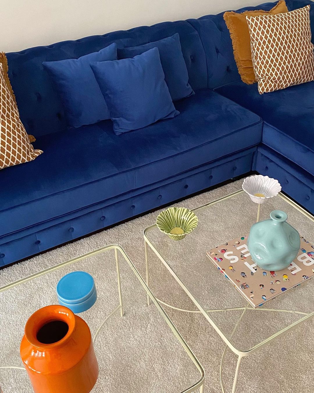 Salón con sofá de terciopelo en color azul.