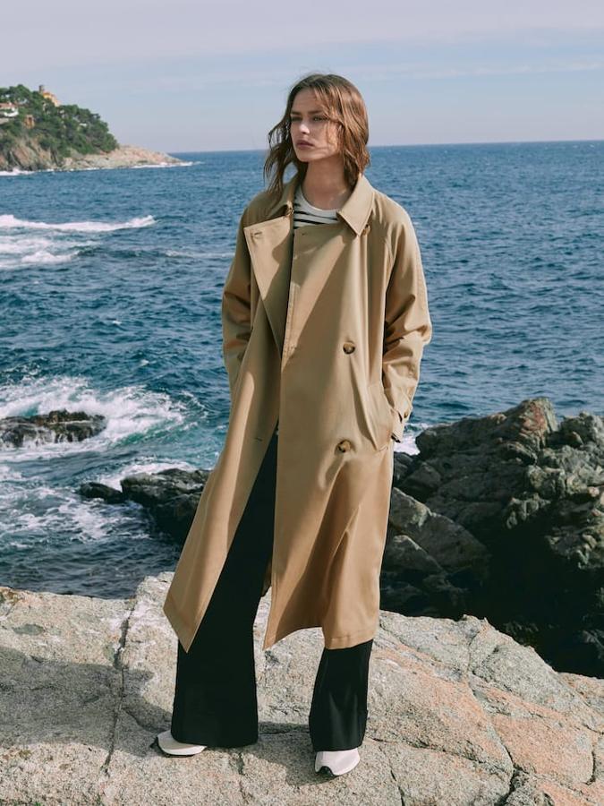 Trench oversize en color arena de Massimo Dutti (99,99 euros)