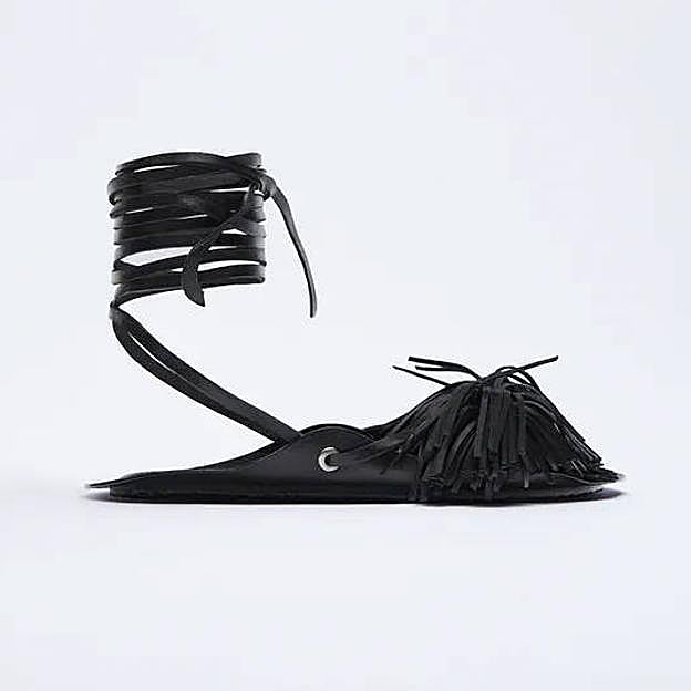 Las sandalias con flecos son de piel