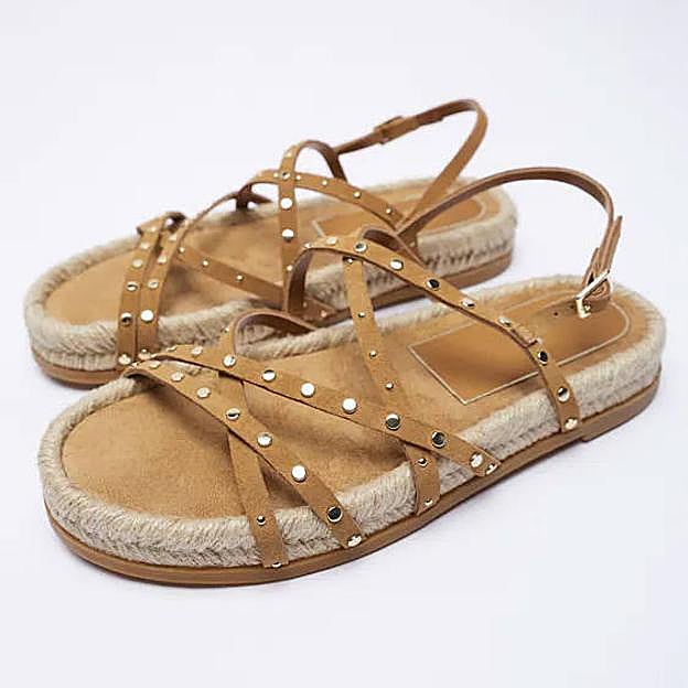 Las sandalias con tachas son de color beige