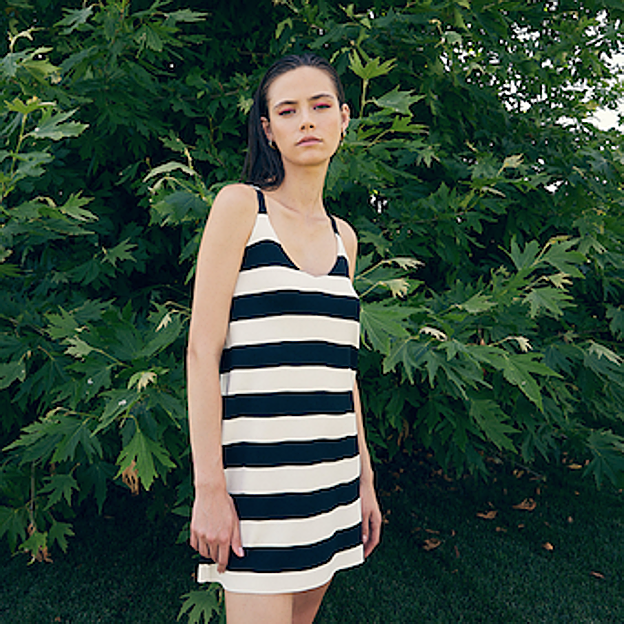 Vestido de tirantes de rayas marineras que Stradivarius propone en azul y rojo.