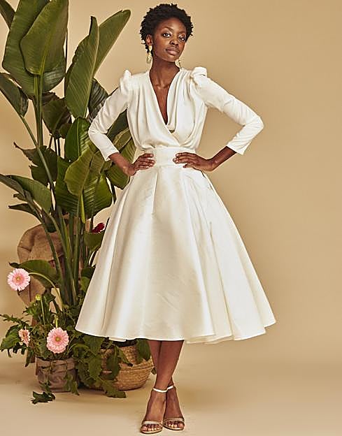 La camisa Grace, en crepe y con hombreras, cuesta 69 euros y la falda Brenda, 150 euros.