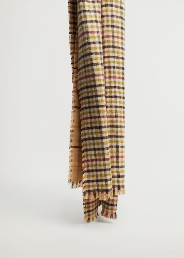 Bufanda con estampado de cuadros en tonos verdes y burdeos de Mango (12,99 euros)