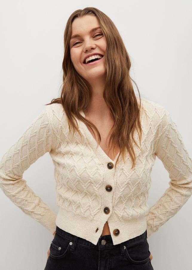 Chaqueta corta en color crudo con ochos de Mango (19,99 euros)