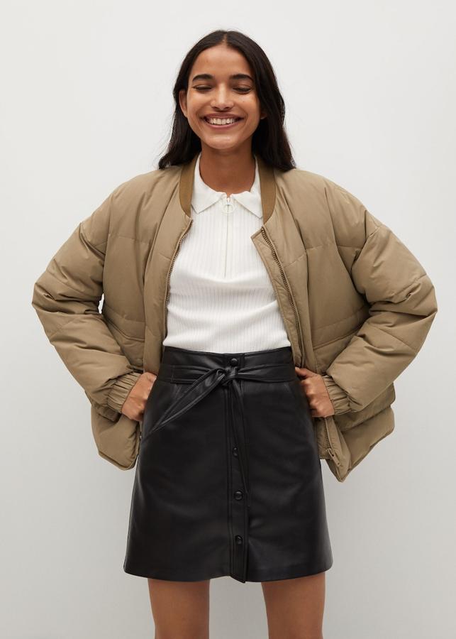 Mini falda efecto piel en color negro de Mango (12,99 euros)