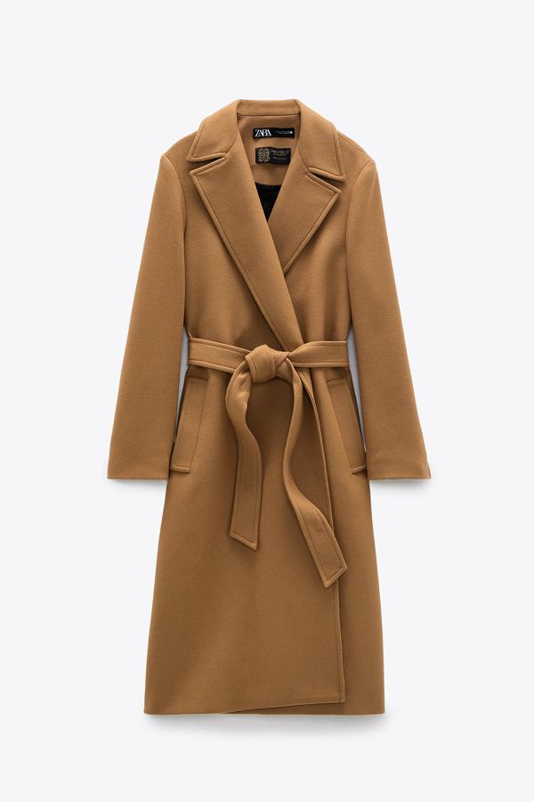 Abrigo con cinturón en lana de color camel de Zara (49,99 euros)