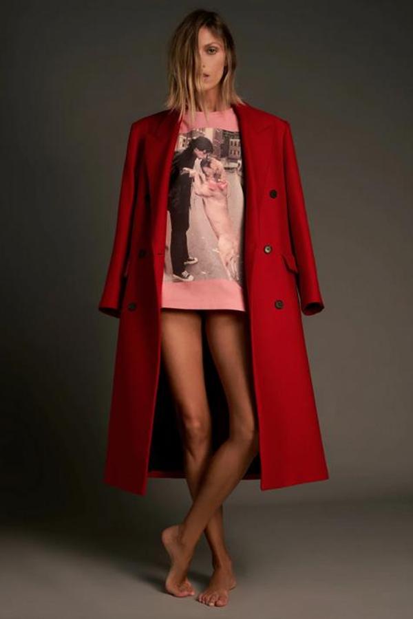 Abrigo largo oversize en color rojo con doble botonadura de Zara (59,99 euros)