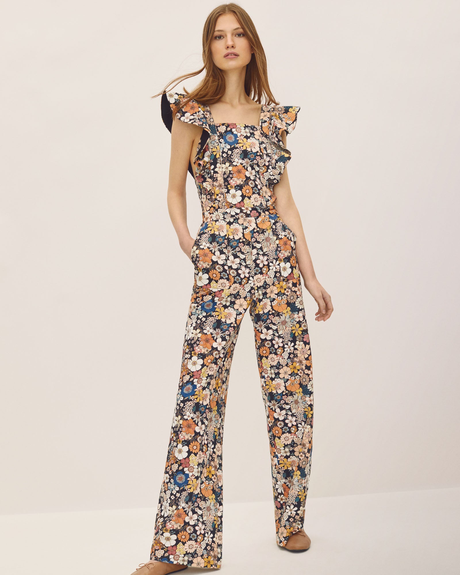 La estética setentera y los volantes unidos en una prenda de máxima tendencia que no puede faltar en nuestro fondo de armario este verano. Este mono es de The IQ Collection, la firma 'made in Spain' favorita de las influencers, y cuesta 135 euros.